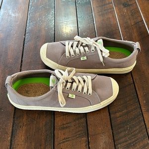 Cariuma Canvas tennis shoe